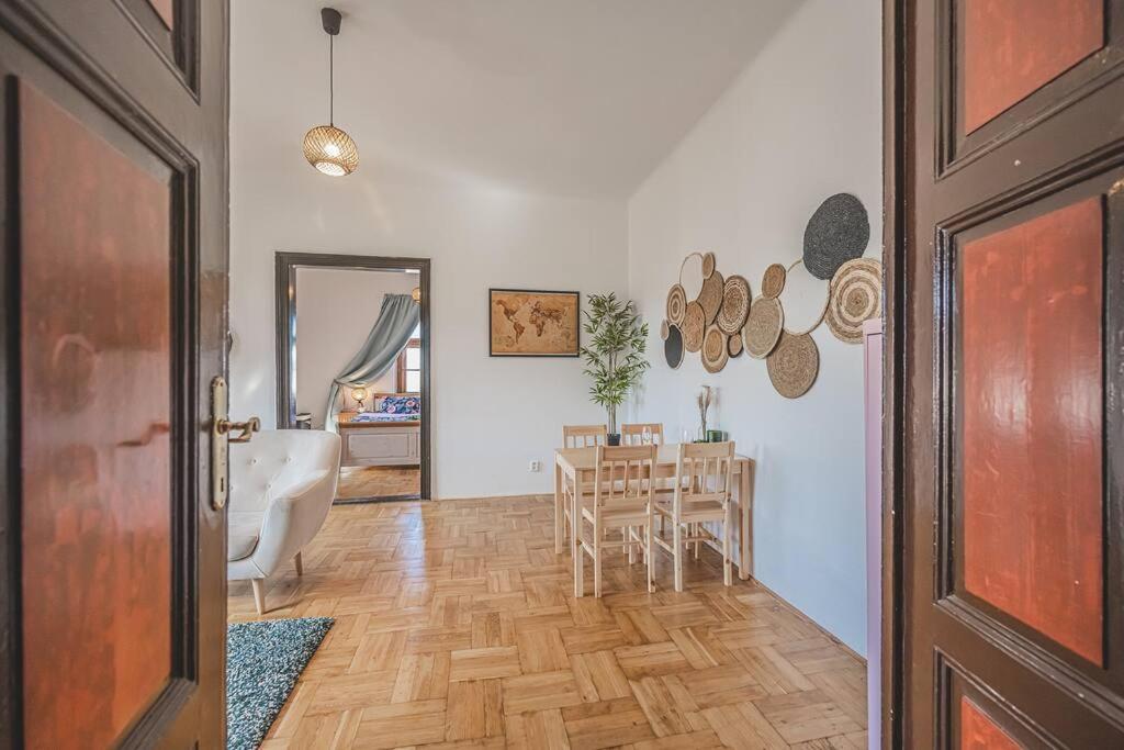 Carolina'S Romantic Apartment Hradec Kralove Exterior photo