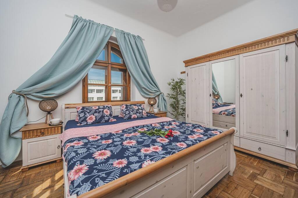 Carolina'S Romantic Apartment Hradec Kralove Exterior photo